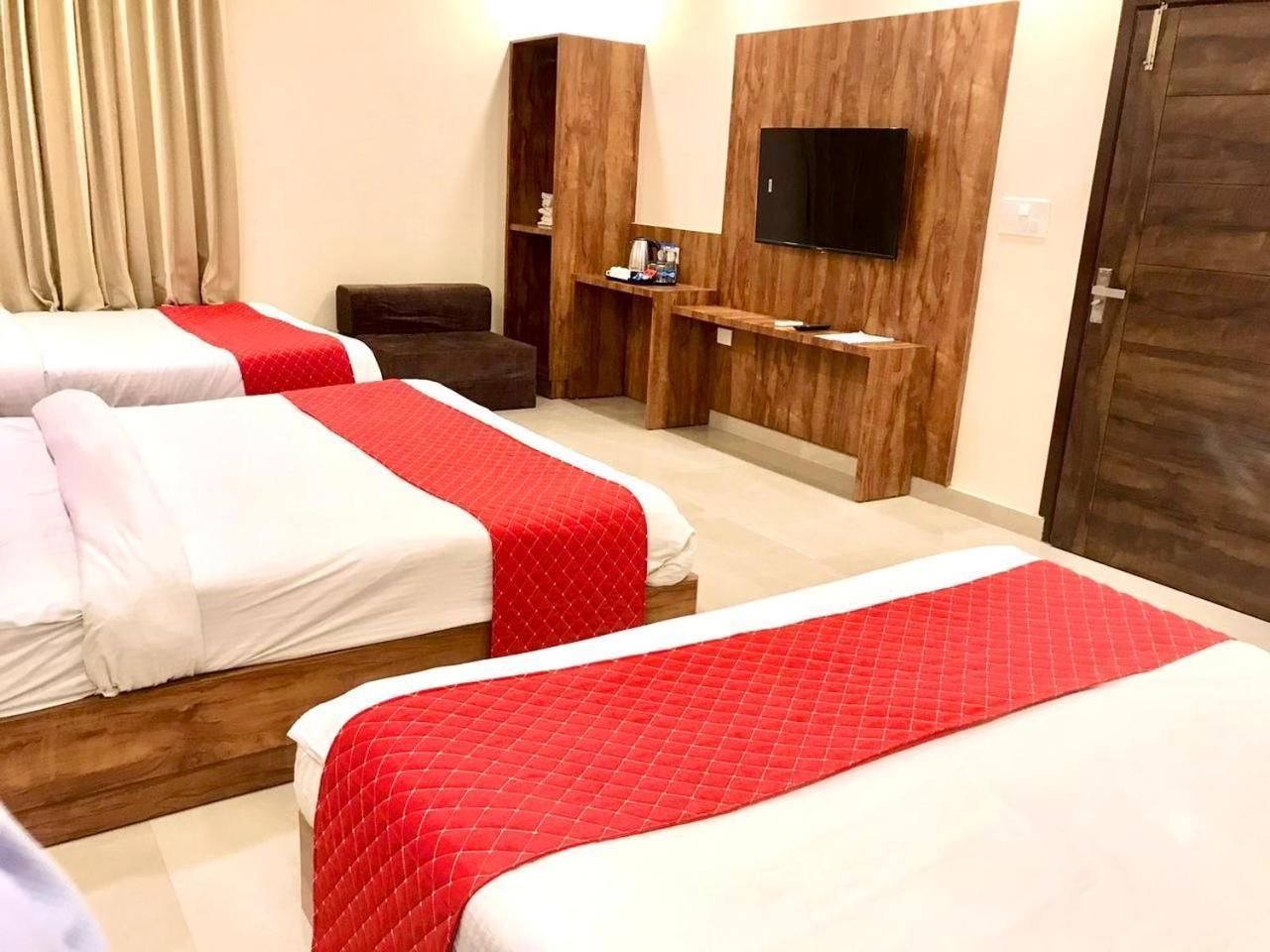Hampton Hotel - 200 Mt From Golden Temple أمريتسار المظهر الخارجي الصورة