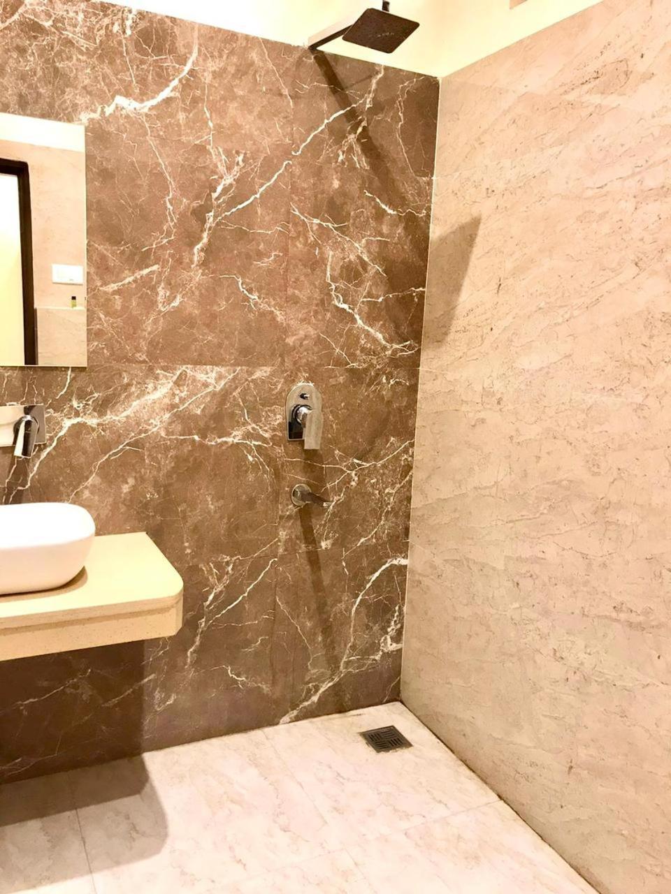 Hampton Hotel - 200 Mt From Golden Temple أمريتسار المظهر الخارجي الصورة