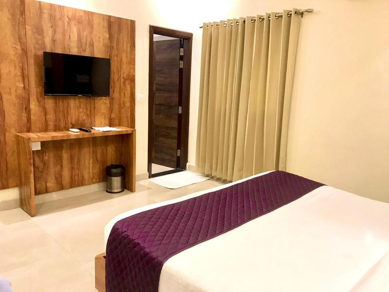 Hampton Hotel - 200 Mt From Golden Temple أمريتسار المظهر الخارجي الصورة