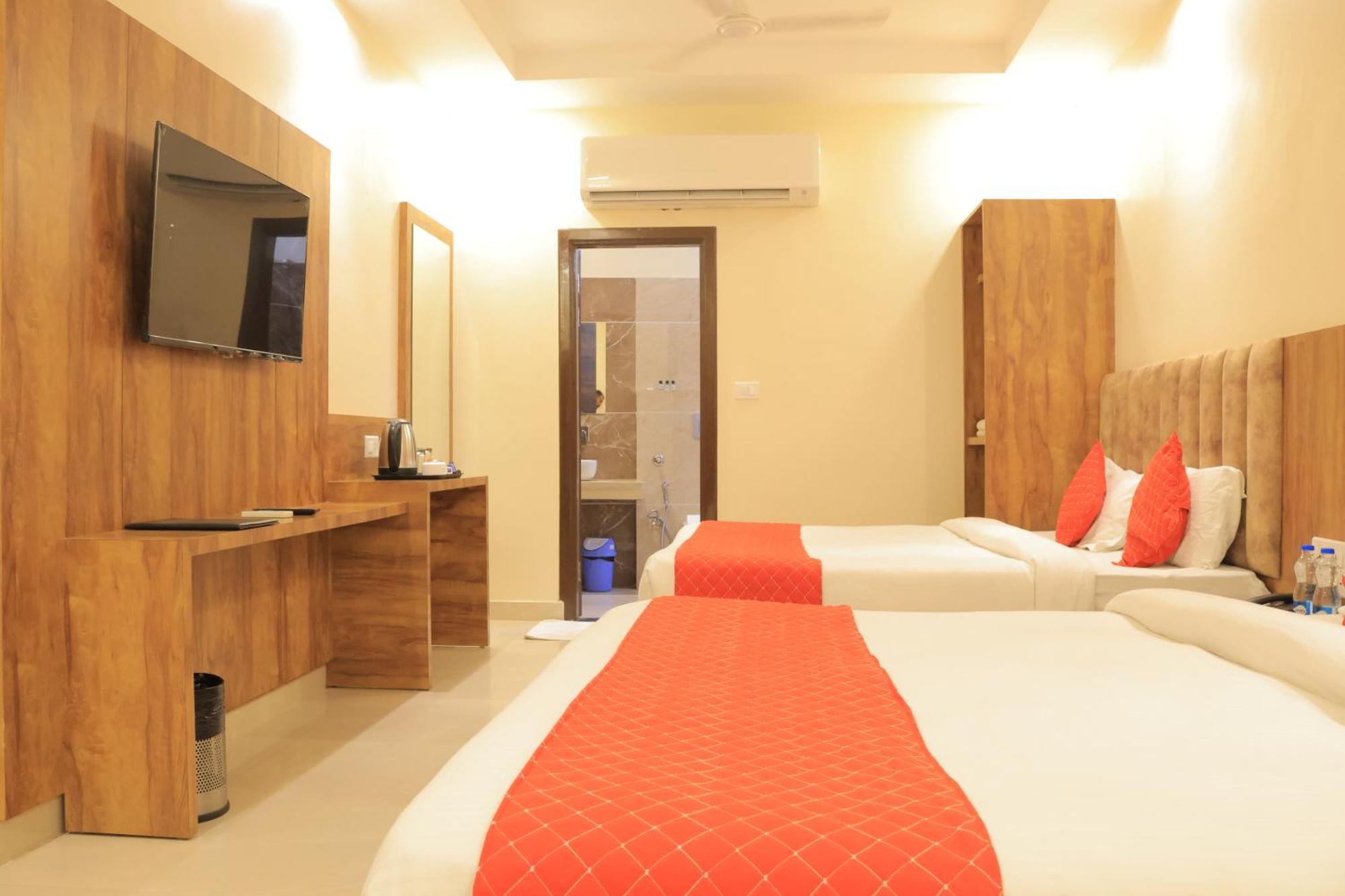Hampton Hotel - 200 Mt From Golden Temple أمريتسار المظهر الخارجي الصورة
